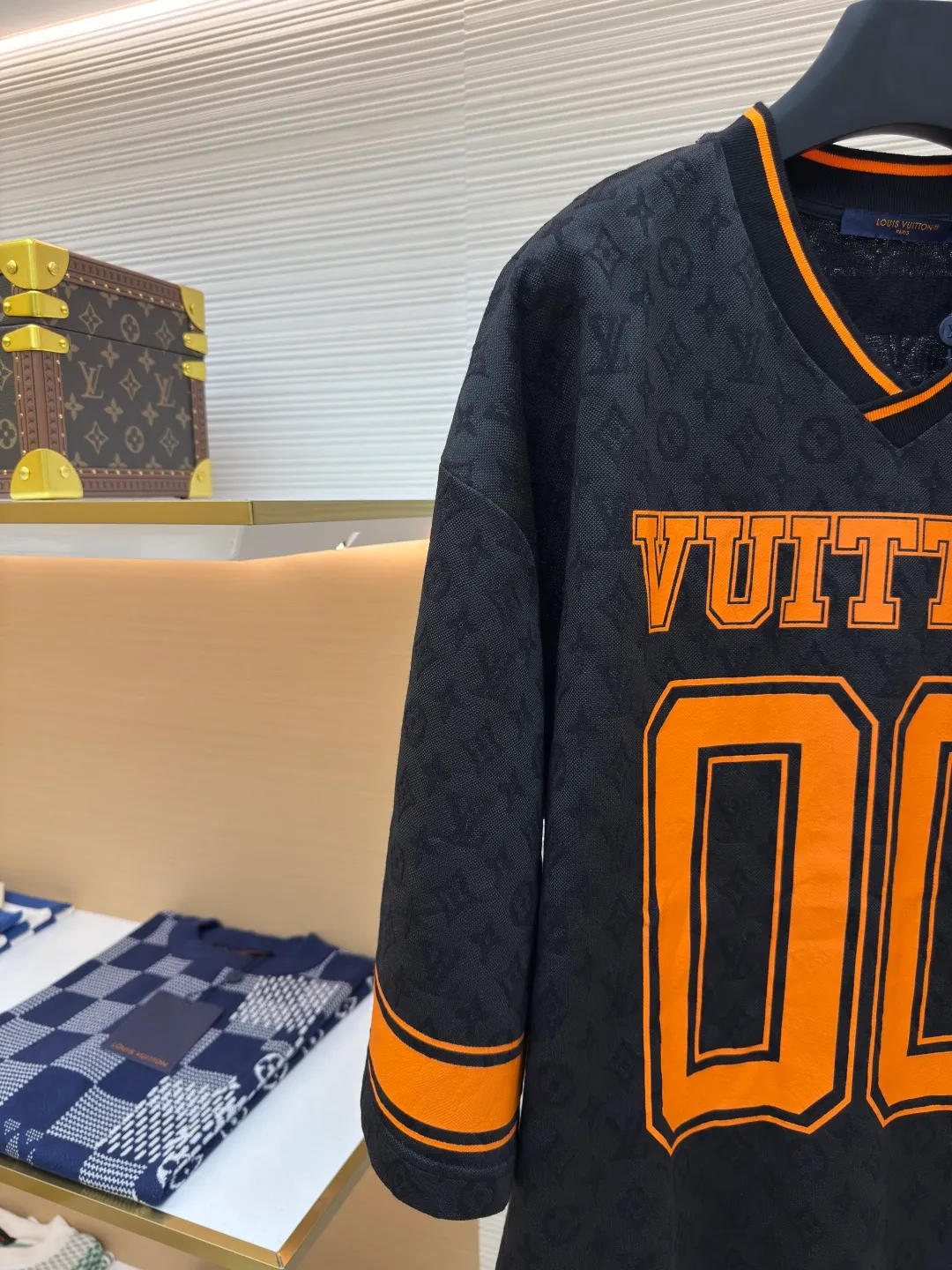 LOUIS VUITTON presbyopic mid-sleeve ●Authentic product: purchased and developed at 7850 ●Item number: 1680185-A20 ●Fabric: double-ply ring-spun pure cotton yarn fabric ●Technology: made on positioning cutting machine ●Version: fitted version ●Weight: about 375 grams ●Size: XS-S-M-L ●Description: The fabric is made of 150D/48F polyester special-shaped optical long fiber yarn + 40-count double-strand ring-spun pure cotton. A 24-needle cylindrical jacquard loom imported from Italy is used to weave the embryonic fabric. The embryonic cloth is washed in a vat and shaped into finished fabric. It is made of Infrared cutting machine is used for typesetting, and the positioning flower letter logo is cut by hand. The front and back panels are screen printed with a positioning elliptical machine, and an 80-mesh mechanical screen is used to open the screen. The thermosetting oil material is mixed with a matte paint surface, and it is matched with 26s cotton yarn-dyed ribbing. The overall wiring is straight and delicate, the fabric is comfortable and soft, and the color is consistent without color difference. It can be matched with the same style to create a fashionable look and control various occasions. Customized accessories, complete with three standards, same style for men and women!